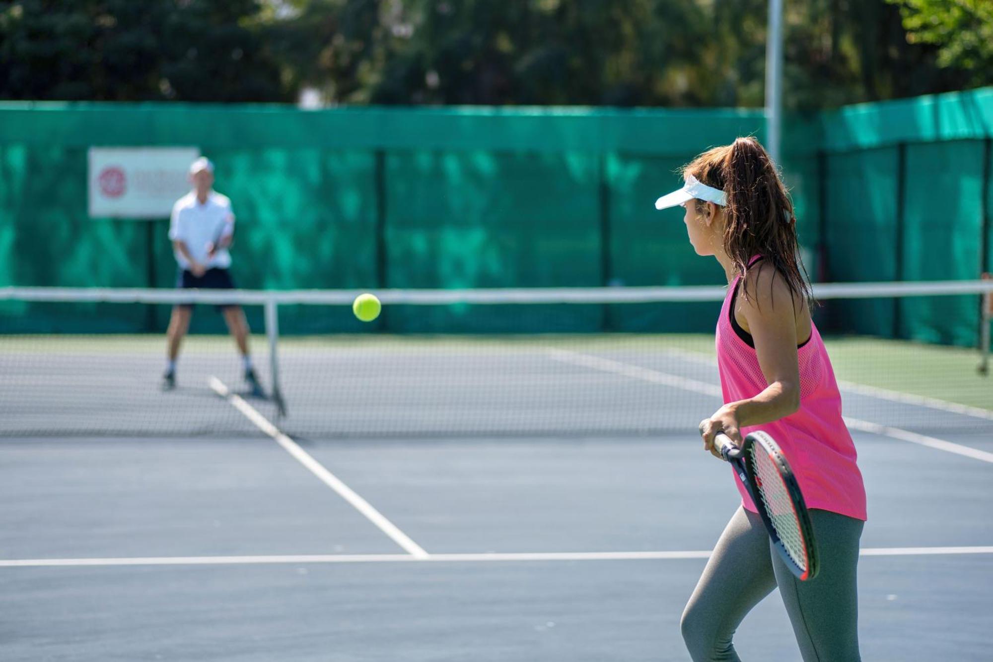 Отель Intercontinental Muscat By Ihg Экстерьер фото Tennis player preparing to return a serve